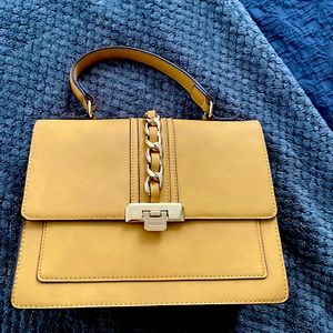 Aldo Crossbody Scilva Yellow Satchel Bag
2 in 1 Handbag and Crossbody Bag